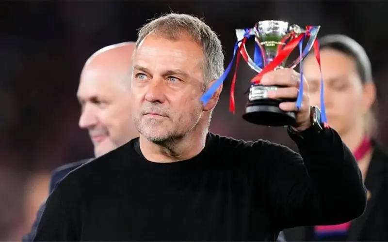 برشلونة يعلن تجديد عقد هانز فليك رسميًا